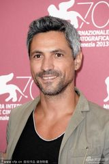 组图：《巴勒莫狂花》发布 洛尔瓦彻条纹装现身