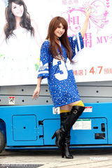 幻灯图：杨丞琳美式足球俏丽打扮秀新舞蹈