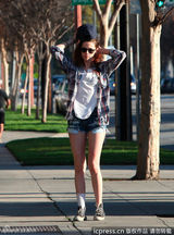 组图：暮光女搭狼人泰勒玩棒球热裤秀美腿