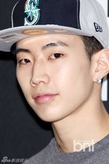 组图：朴宰范任B-boy大使 臂部纹身抢眼