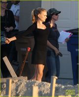 组图：娜塔莉波特曼金发黑裙身姿曼妙