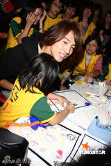 幻灯图：言承旭倡导帮助儿童计划 与贫困儿童放风筝