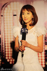 组图：贾青风尚大典甜美亮相 白色羽毛裙成焦点