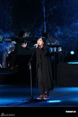 组图：小红莓乐队三度来台开唱 李心洁夫妇现身