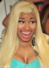 组图：俄男模疯狂模仿麻辣鸡 变粉红金刚引吐槽