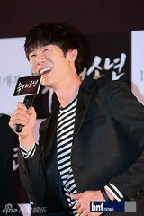 组图：韩星朴宝英出席《狼族》音乐会宋仲基缺席