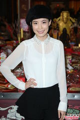 组图：李康宜拜神求票房 爱情长跑结婚顺其自然