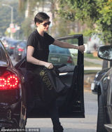 组图：安妮-海瑟薇开车载老公着休闲装不修边幅