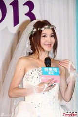 组图：47岁温碧霞穿婚纱甜美亮相