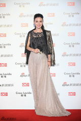 组图：张萌亮相街拍盛典横甩披肩大露竹纹背心