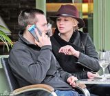 组图：劳伦斯与男友霍尔特恩爱出街 戒指秀甜蜜