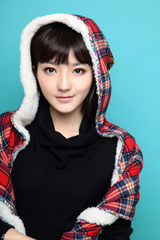 组图：白卉子冬季服饰大片曝光 俏丽变身英伦少女