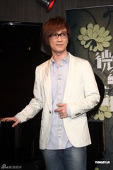 组图：周传雄发片温岚现身 送铁塔面包寓意深长