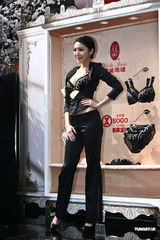 组图：杨谨华外穿Bra秀爆乳 乐当败犬今年不嫁