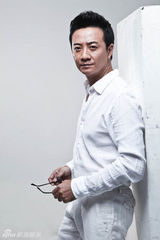 组图：张岩拍时尚写真显成熟魅力