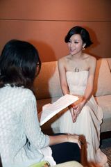 组图：张静初白色礼服亮相 典雅宛若梦幻仙子