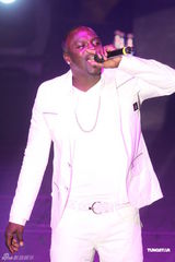 组图：嘻哈歌手阿肯台北开唱