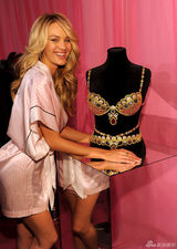 组图:维密年度大秀开幕泰勒献唱 众超模T台斗艳