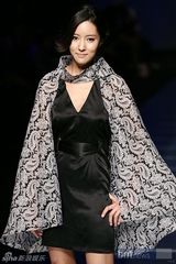 组图：玄英裴瑟琪等众星盛装出席 助阵时装秀