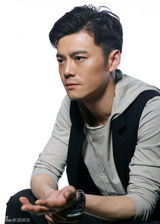 组图：唐以诺简约休闲写真 率性展现男儿本色