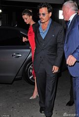 组图：德普伦敦宣传新片 女友红裙妩媚抢镜