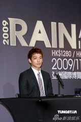 幻灯组图：Rain抵港为个唱造势 拒谈问题忙离场
