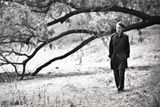 组图：吴秀波秋日写真 黑白大片显熟男大气沧桑