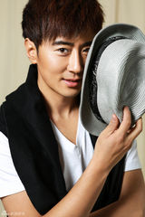 组图：高梓淇写真曝光 温暖型男上演帽子戏法