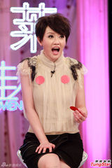 组图：寇乃馨接捧《美俏》 蒋怡变美丽导师