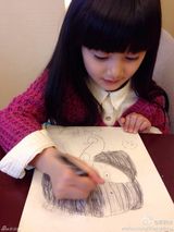 组图：童年小龙女演员超萌生活照 可爱似洋娃娃