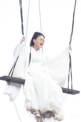 组图：《王的女人》横店热拍 陈乔恩吊威亚表情夸张