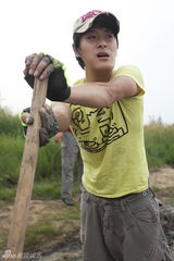 组图：李炆变身越野狂人 旅途中迸发音乐灵感