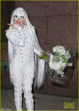 组图：Gaga变身怪异新娘长发过臀 扔花束众人抢