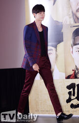 组图：李钟硕穿蜘蛛人格纹装亮相《观相》试映