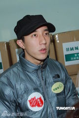 组图：房祖名探访安老院 否认接受小龙女称图片不真