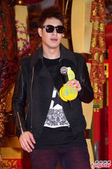 组图：潘玮柏亮相香港签唱会 又唱又跳high翻场