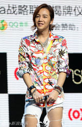 组图：张根硕白色情人节来京 性感裤装抢镜