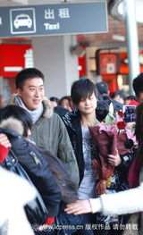 幻灯图：李宇春6日飞抵上海 发型凌乱面色显疲倦