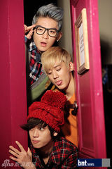 组图：TeenTop拍摄广告写真 精致亮相摄影棚