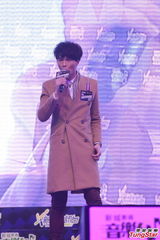 组图：2012新城劲爆颁奖礼 新人开场预热气氛