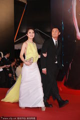 组图：杨千嬅着露背美裙现身 余文乐显帅气