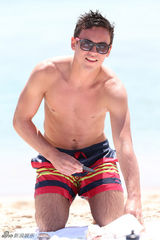 组图：英国跳水正太戴利海滩度假 身材略显发福