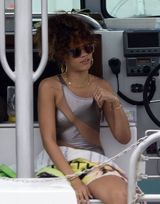 组图：蕾哈娜泳装现身游艇秀火辣身材