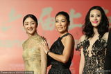 组图：上海电影节红毯 《咒丝》剧组集体亮相