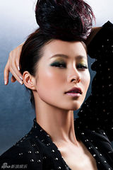 幻灯图集：江一燕签约高端化妆品 成其代言第一人