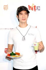 高清组图：王力宏秀厨艺煎双蛋 期望发片拍片双丰收