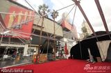 组图：奥斯卡会场紧张布置中 工人铺设红毯