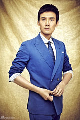 组图：张铎睿智写真展型男招牌微笑