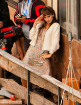 组图：佩内洛普-克鲁兹片场搞笑 一秒钟变胡子大叔