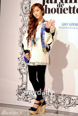 组图：严正花jessica等亮相服装品牌发布会